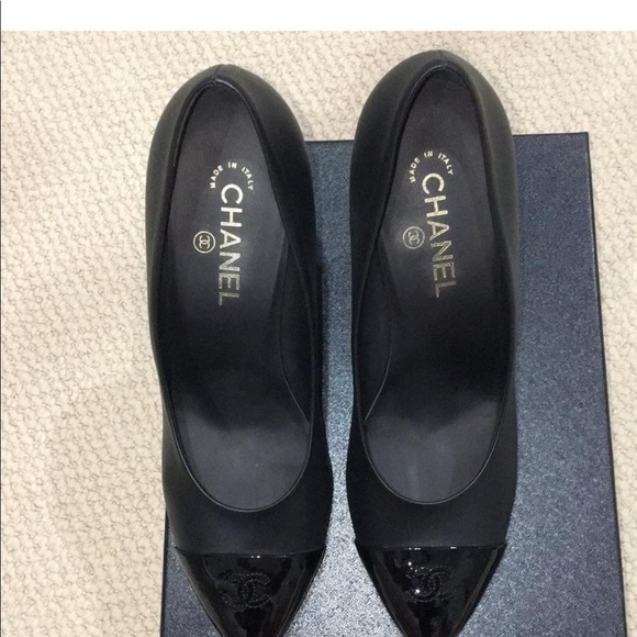 Chanel chain around pumps - Picture 2 of 6